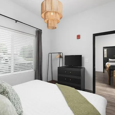Modern Comfort Only 2 Mile To Downtown Broadway