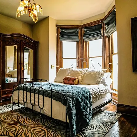 Henrie House I Luxury 4br Downtown Historic Gem With Library & Patio Holiday home