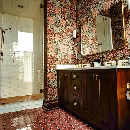 Henrie House I Luxury 4br Downtown Historic Gem With Library & Patio *