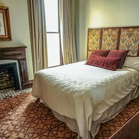 Henrie House I Luxury 4br Downtown Historic Gem With Library & Patio Holiday home