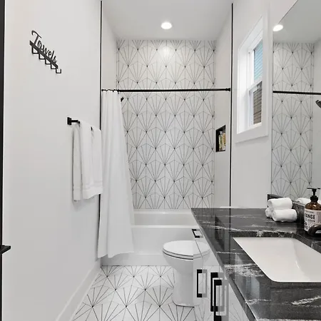 Huge Luxury Urban Oasis 5 Minutes To Downtown With Free Parking Apartment