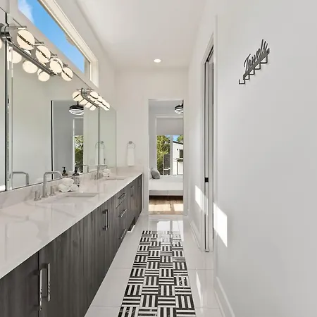 Huge Luxury Urban Oasis 5 Minutes To Downtown With Free Parking Apartment