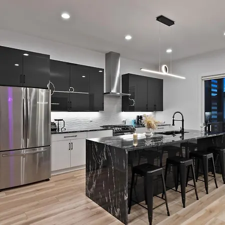 Huge Luxury Urban Oasis 5 Minutes To Downtown With Free Parking