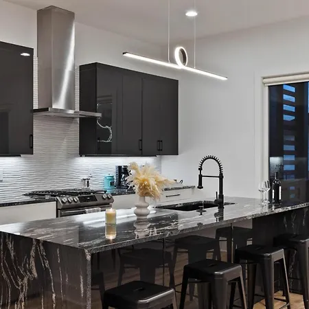 Huge Luxury Urban Oasis 5 Minutes To Downtown With Free Parking Apartment