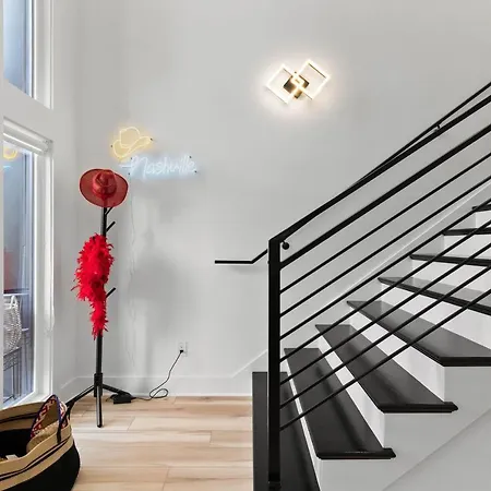 Apartment Huge Luxury Urban Oasis 5 Minutes To Downtown With Free Parking *