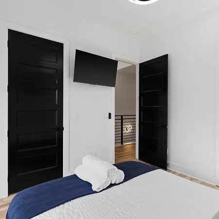 Huge Luxury Urban Oasis 5 Minutes To Downtown With Free Parking