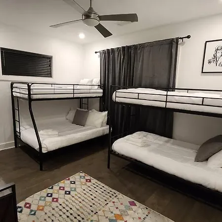 Vibe/3 Miles 2broadway/11 Bds Holiday home