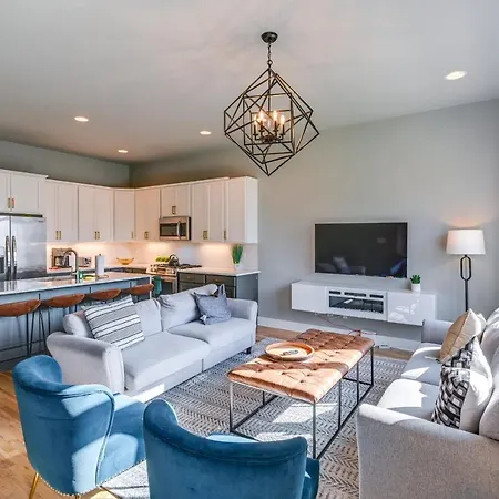 Townhome W/ Rooftop Balcony & Game Room!