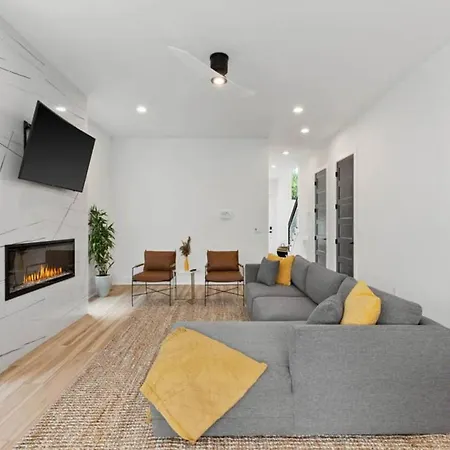 Holiday home Urban Oasis: Modern Luxury Near Downtown *