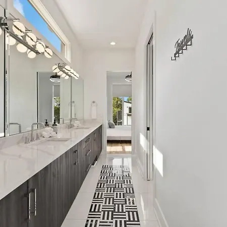 Urban Oasis: Modern Luxury Near Downtown Holiday home