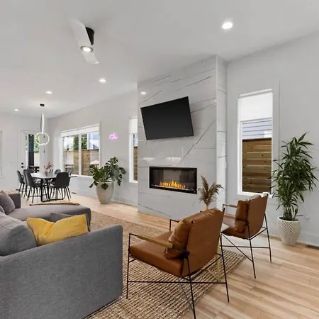 Urban Oasis: Modern Luxury Near Downtown *