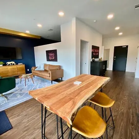 Chic Modern Pool, Patio, Parking Holiday home *