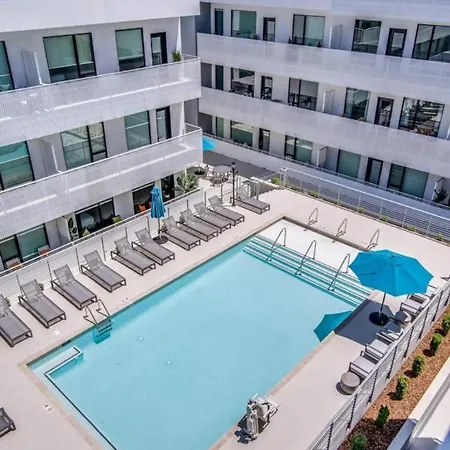 Holiday home Chic Modern Pool, Patio, Parking *