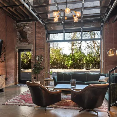 Holiday home One-of-a-kind! Roll Up Garage Door-pool, Speakeasy Nashville