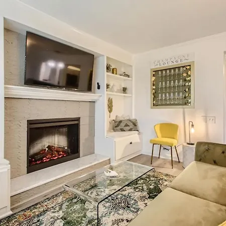 Apartment With Pool And Free Parking Walk Downtown & Germantown *