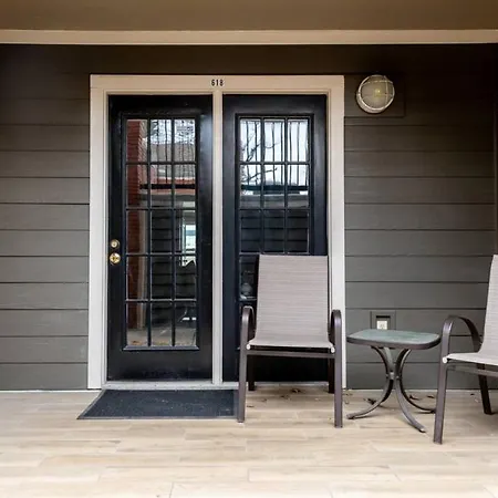 Downtown Condo, Walk To Broadway With Free Parking