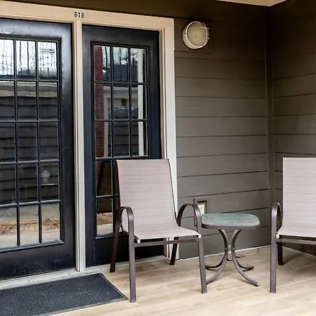 Downtown Condo, Walk To Broadway With Free Parking Apartment