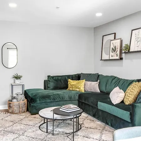 Apartment Walk To Downtown Broadway With Pool, Free Parking, And Gym *