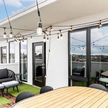 Stunning River View Walk To Downtown Rooftop Patio Apartment Nashville