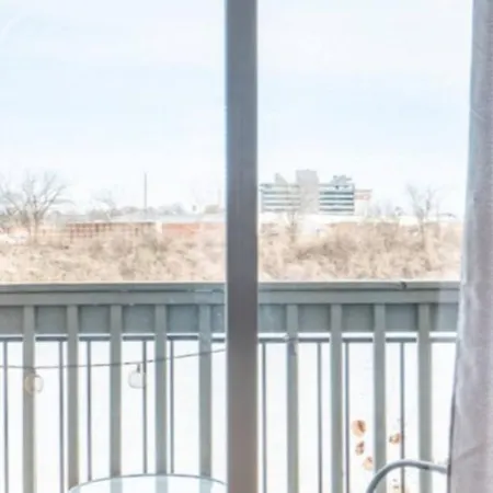 Oasis Walk To Broadway With Pool, Parking, Gym And Patio Apartment *