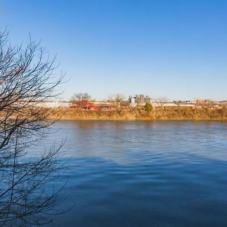 Walk To Downtown Broadway With Pool, Parking And Patio