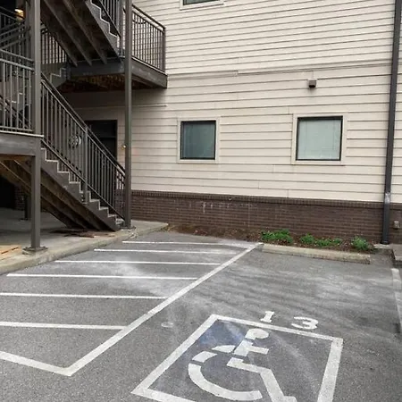 Walk To Vanderbilt And Belmont - Shuffle Board And Free Parking