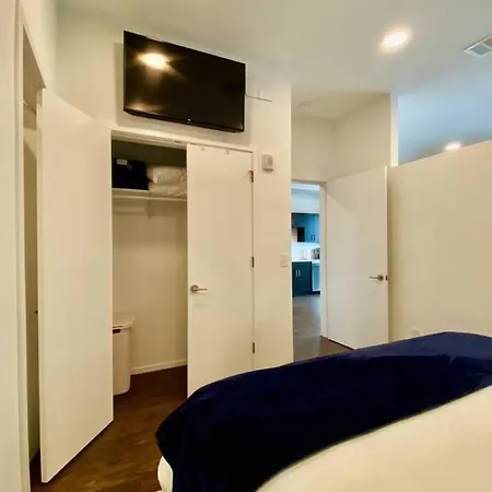 Holiday home Chic Modern Pool, Patio, Parking *