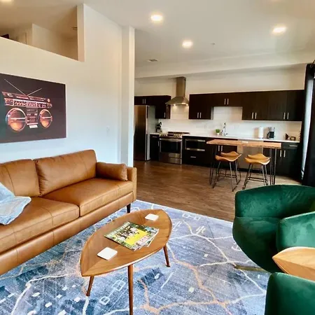Chic Modern Pool, Patio, Parking *