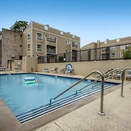 Apartment With Pool And Free Parking Walk Downtown & Germantown *