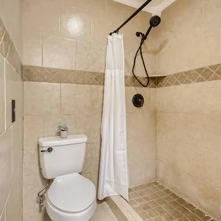 With Pool And Free Parking Walk Downtown & Germantown *