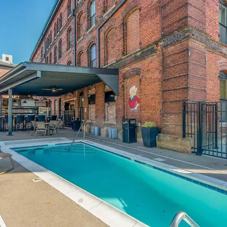 Regal Retreat In Pool Gym Free Parking Holiday home *
