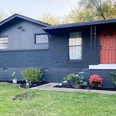 Mid-century Modern Near Downtown With Free Parking * Nashville