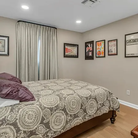 Riverfront View Near Downtown, Walk To Restaurants *