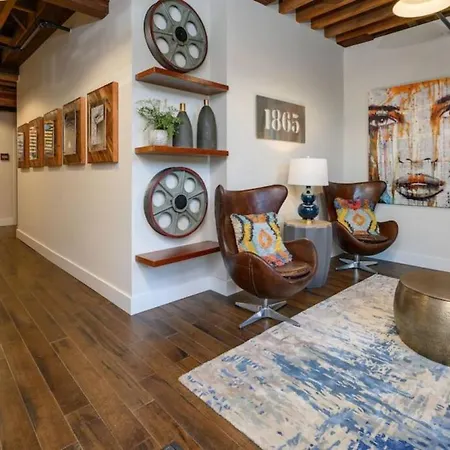Regal Retreat In Pool Gym Free Parking Holiday home *