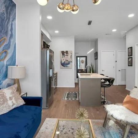Unique With Pool, Patio, Parking Holiday home *