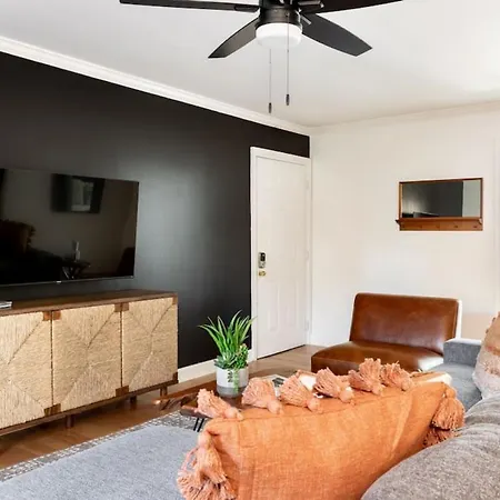 Stylish Downtown With Patio & Free Parking *