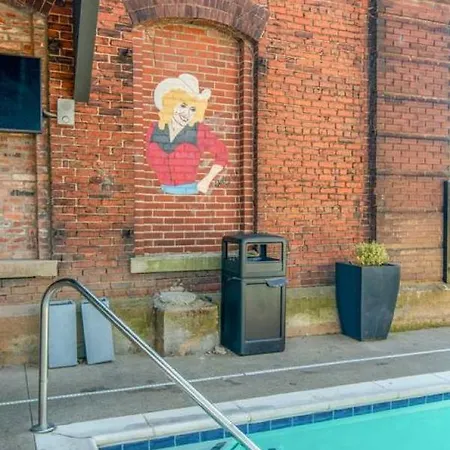 Holiday home Regal Retreat In Pool Gym Free Parking