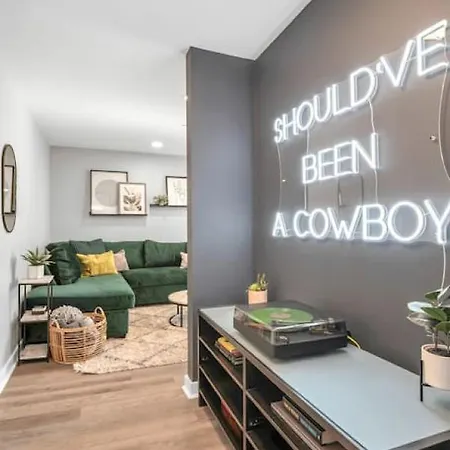 Walk To Downtown Broadway With Pool, Free Parking, And Gym * Nashville