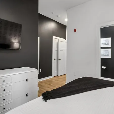 Walk To Vanderbilt And Belmont - Shuffle Board And Free Parking Holiday home Nashville