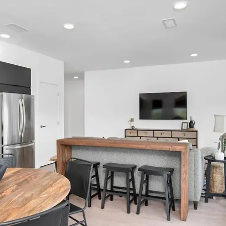 Penthouse River View Walk Downtown, Garage Parking
