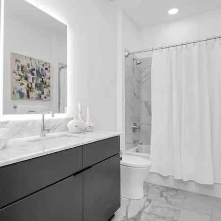Penthouse River View Walk Downtown, Garage Parking Holiday home *