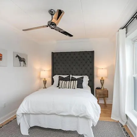 Music Holiday, On Music Row, Has Pool & Free Parking Holiday home