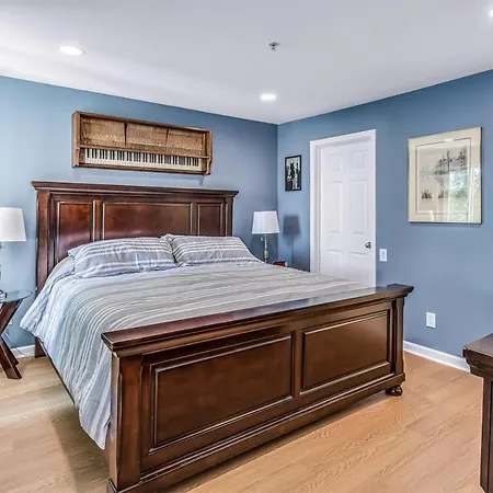 Holiday home Riverfront View Near Downtown, Walk To Restaurants Nashville