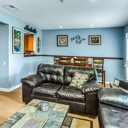 Riverfront View Near Downtown, Walk To Restaurants Holiday home