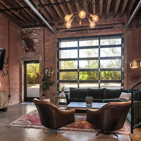 One-of-a-kind! Roll Up Garage Door-pool, Speakeasy Holiday home
