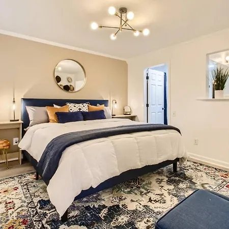With Pool And Free Parking Walk Downtown & Germantown Apartment