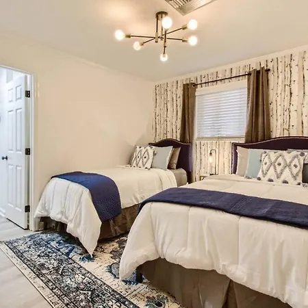 With Pool And Free Parking Walk Downtown & Germantown *