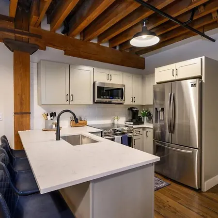 Regal Retreat In Pool Gym Free Parking Holiday home *