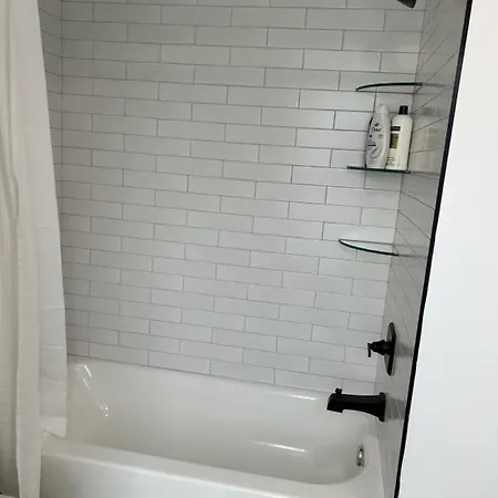Apartment Stylish Downtown With Patio & Free Parking *