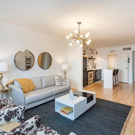 Holiday home Music Holiday, On Music Row, Has Pool & Free Parking *